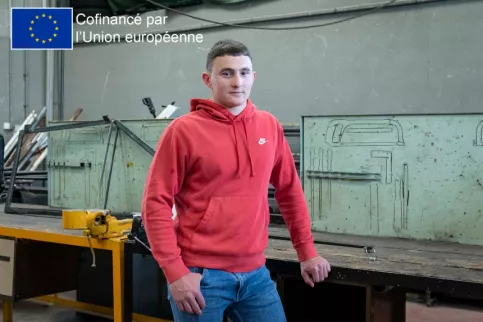 Jeune homme dans un atelier 