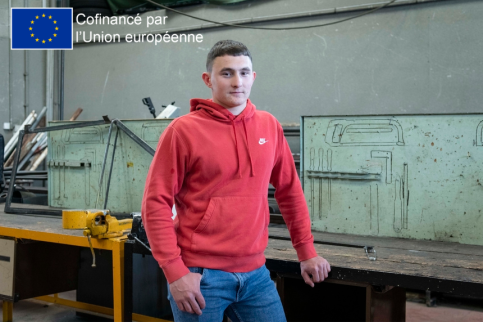 Jeune homme dans un atelier