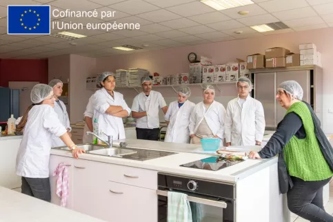 Groupe de jeunes et leur professeure pendant un atelier pratique