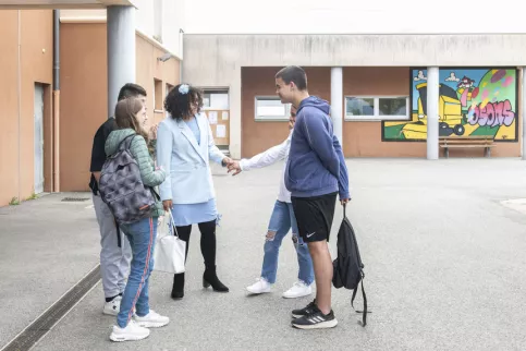 Groupe de jeunes en train de discuter dans la cours