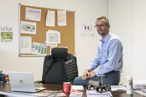 Arnaud Vauclin, directeur de l'établissement assis sur son bureau