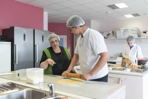 Jeune avec sa professeure en cours de transformation de produits agricoles