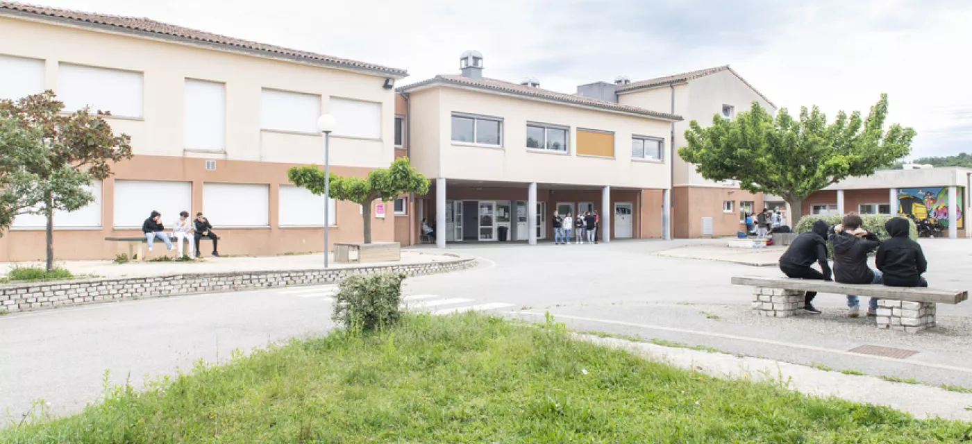 Les bâtiments et la cours de l'établissement Val de Drôme avec des élèves