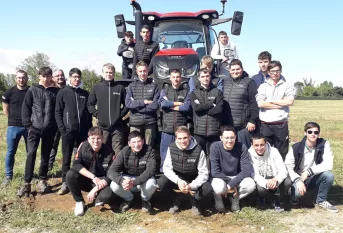 Photo devant un tracteur des 11 élèves de 1ère bac pro agro-équipement qui ont réalisé ce projet collectif