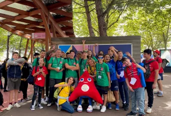 Photo de groupe avec la peluche officielle des jeux de Paris 2024