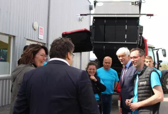 Le péfet de la Drôme en compagnie des équipes du Lycée Val de Drôme