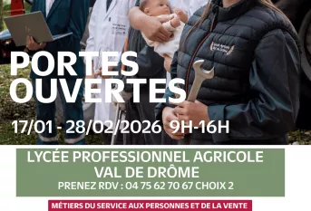 5 élèves du lycée en tenue professionnelle correspondant au métier de l'agroéquipement, le soin petite enfance, entretien espaces verts, cuisine, management agroéquipement