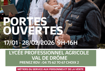 5 élèves du lycée en tenue professionnelle correspondant au métier de l'agroéquipement, le soin petite enfance, entretien espaces verts, cuisine, management agroéquipement