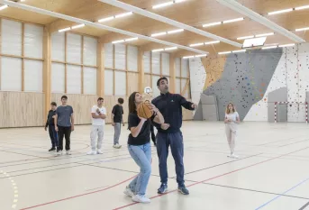Elèves en cours de basket dans le nouveau gymnase