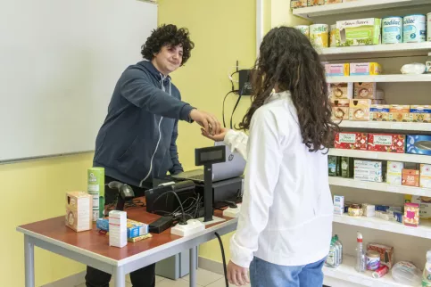 2 jeunes en situation de vente en magasin lors du cours de CAP SAPVER