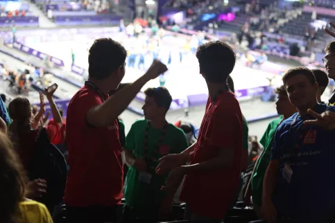 Interieur d'un stade avec des silhouettes de jeunes 
