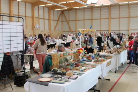expostants du marché artisanal dans le gymnase du lycée