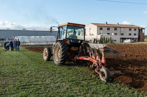 Lycée professionnel agricole Val de Drôme, un jeune en terminale bac pro équipement, laboure un champs de l'établissement 