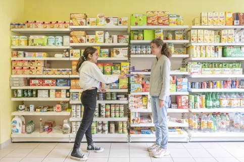Situation de vente en masagin par deux jeunes filles 