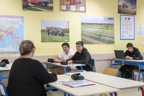 Deux jeunes avec une éducatrice dans une salle d'étude