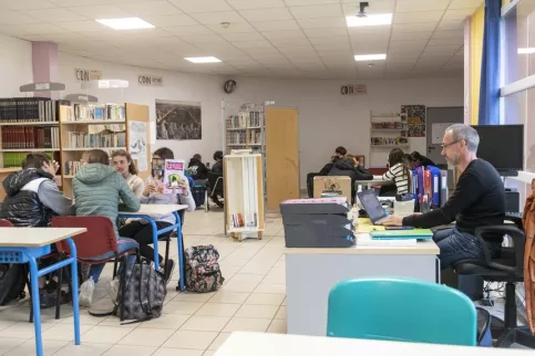 groupe d'élèves pendant un temps d'étude au CDI