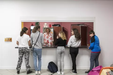 Groupe de jeunes en discussion avec l'éducatrice de nuit au foyer