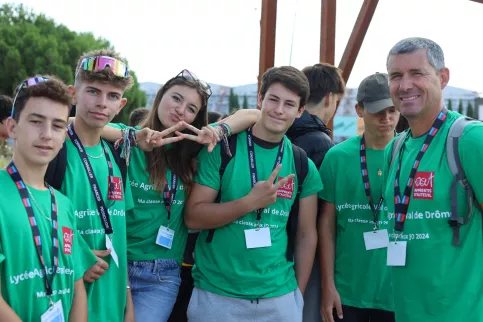 Photo d'un groupe de jeunes et un éducateur au départ à la gare