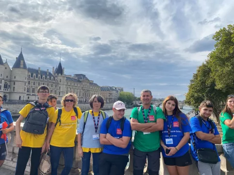 Photo de groupe des jeunes et accompagnateurs devant la Seine