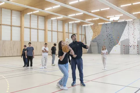 Elèves en cours de basket dans le nouveau gymnase