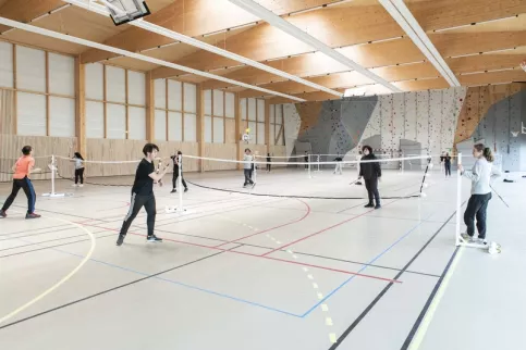 Elèves en cours de volley-ball dans le nouveau gymnase