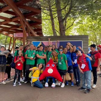 Photo de groupe avec la peluche officielle des jeux de Paris 2024