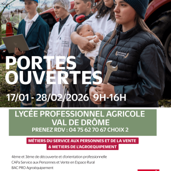 5 élèves du lycée en tenue professionnelle correspondant au métier de l'agroéquipement, le soin petite enfance, entretien espaces verts, cuisine, management agroéquipement