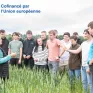 Groupe de jeunes avec leur professeure dans un champ de blé pendant le cours d'agronomie