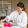 Jeune fille qui prend soin d'un bébé (poupée) lors d'un atelier pratique du CAP SAPVER