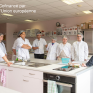 Groupe de jeunes et leur professeure pendant un atelier pratique