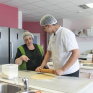 Jeune avec sa professeure en cours de transformation de produits agricoles
